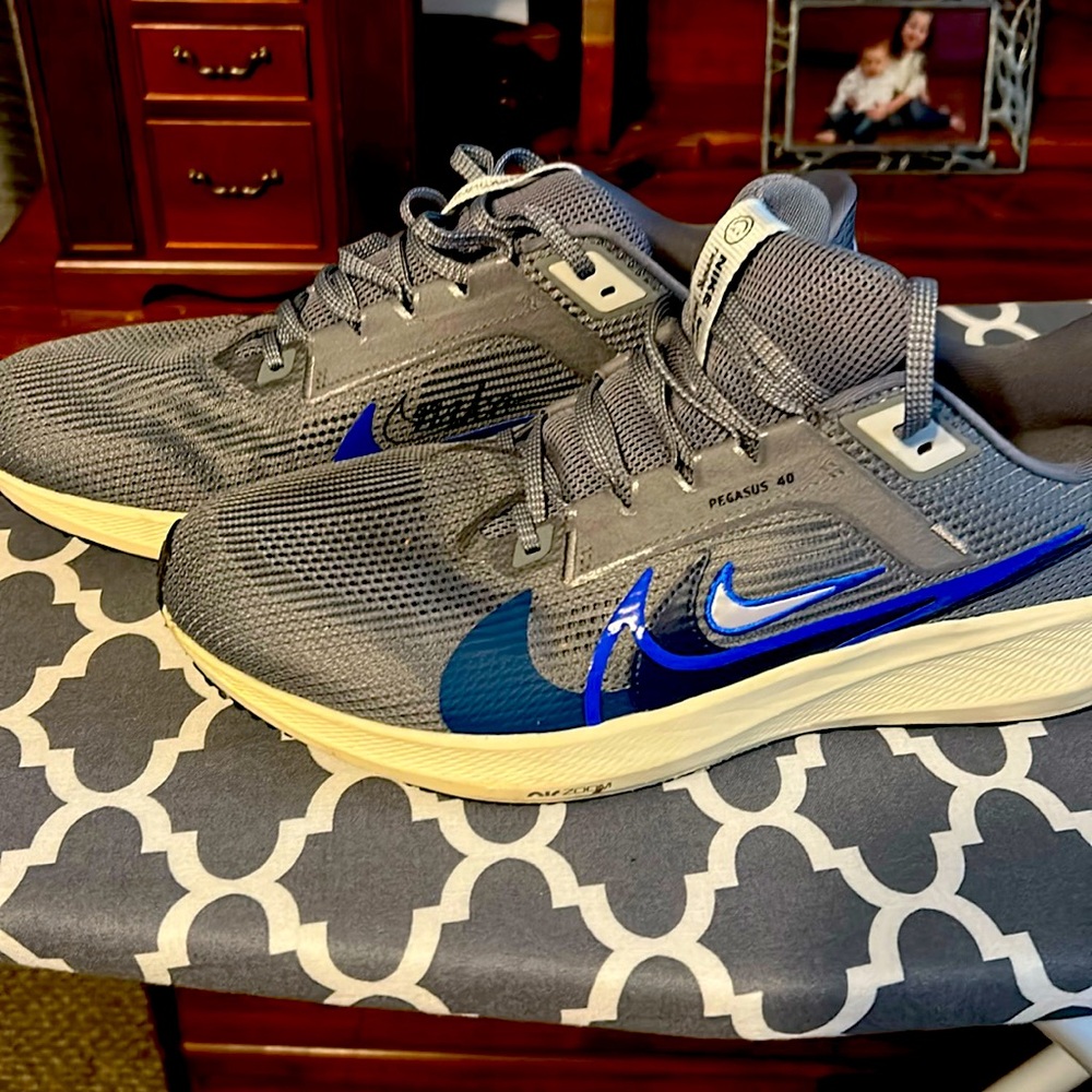 Nike Pegasus mens running sneakers, like new!